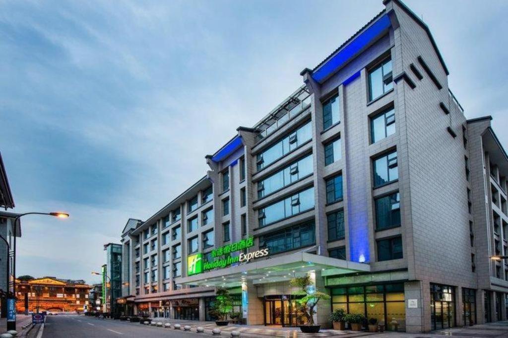 Holiday Inn Express Dujiangyan Ancient City Buitenkant foto